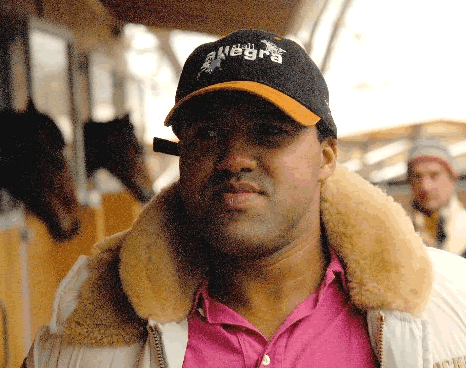 Ailton mit Stall Allegra M&uuml;tze